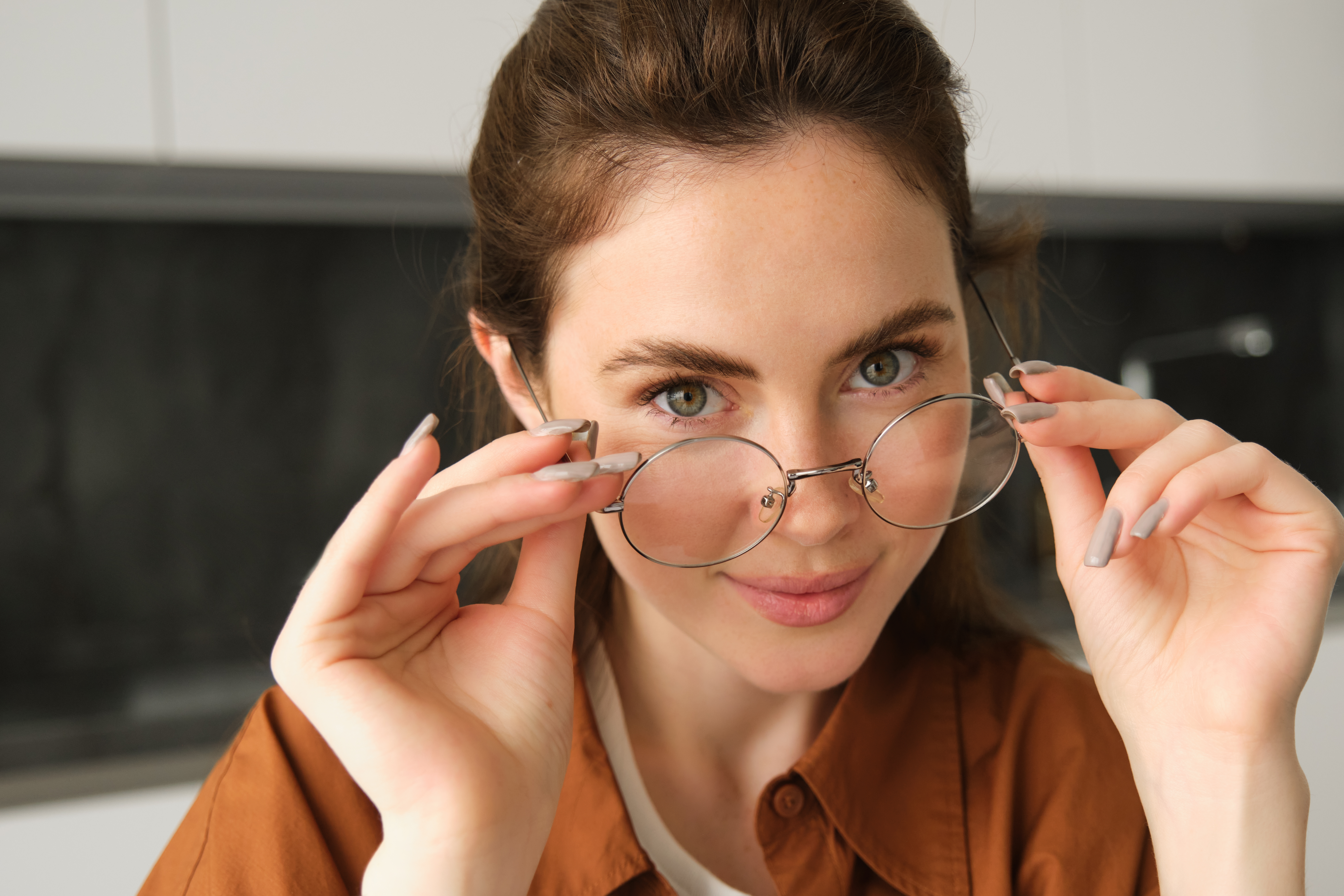 femme-qui-porte-des-lunettes-de-vue-rondes