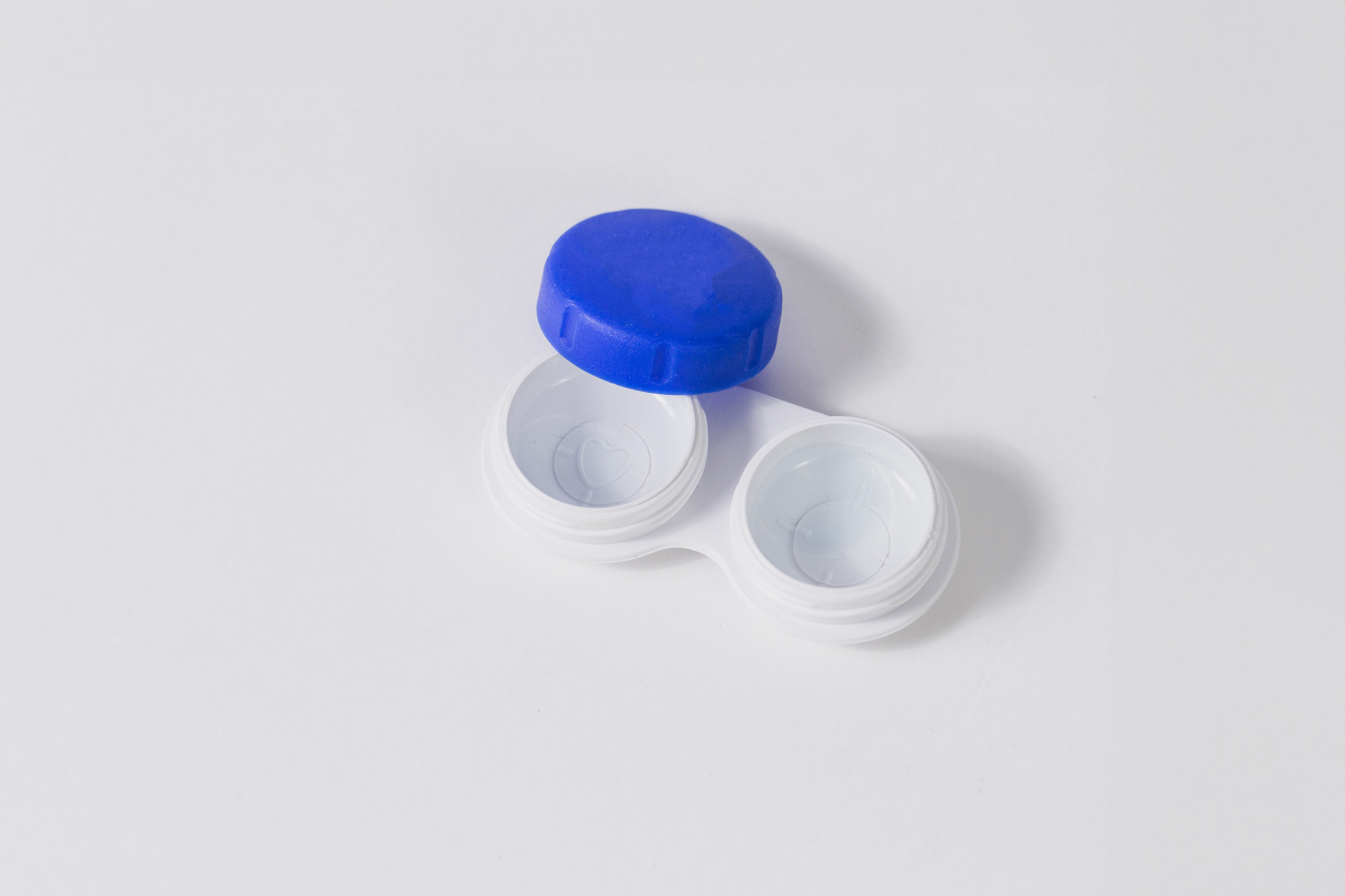 recipient-contact-lenses-with-blue-cover.jpg