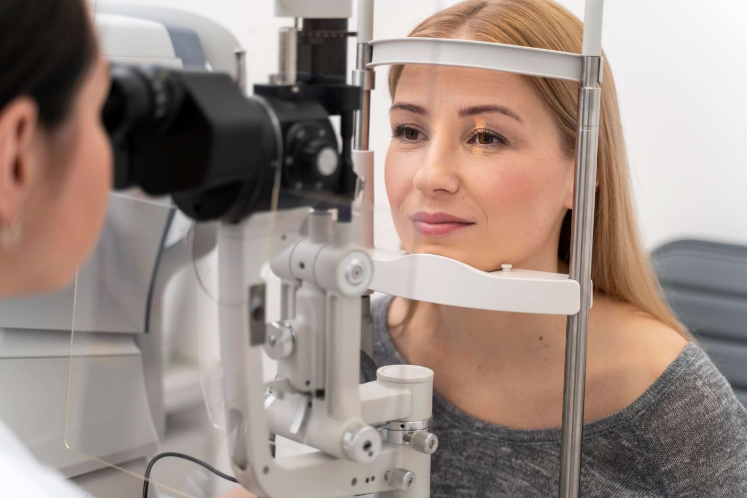 Femme qui est consultée par un ophtalmologue