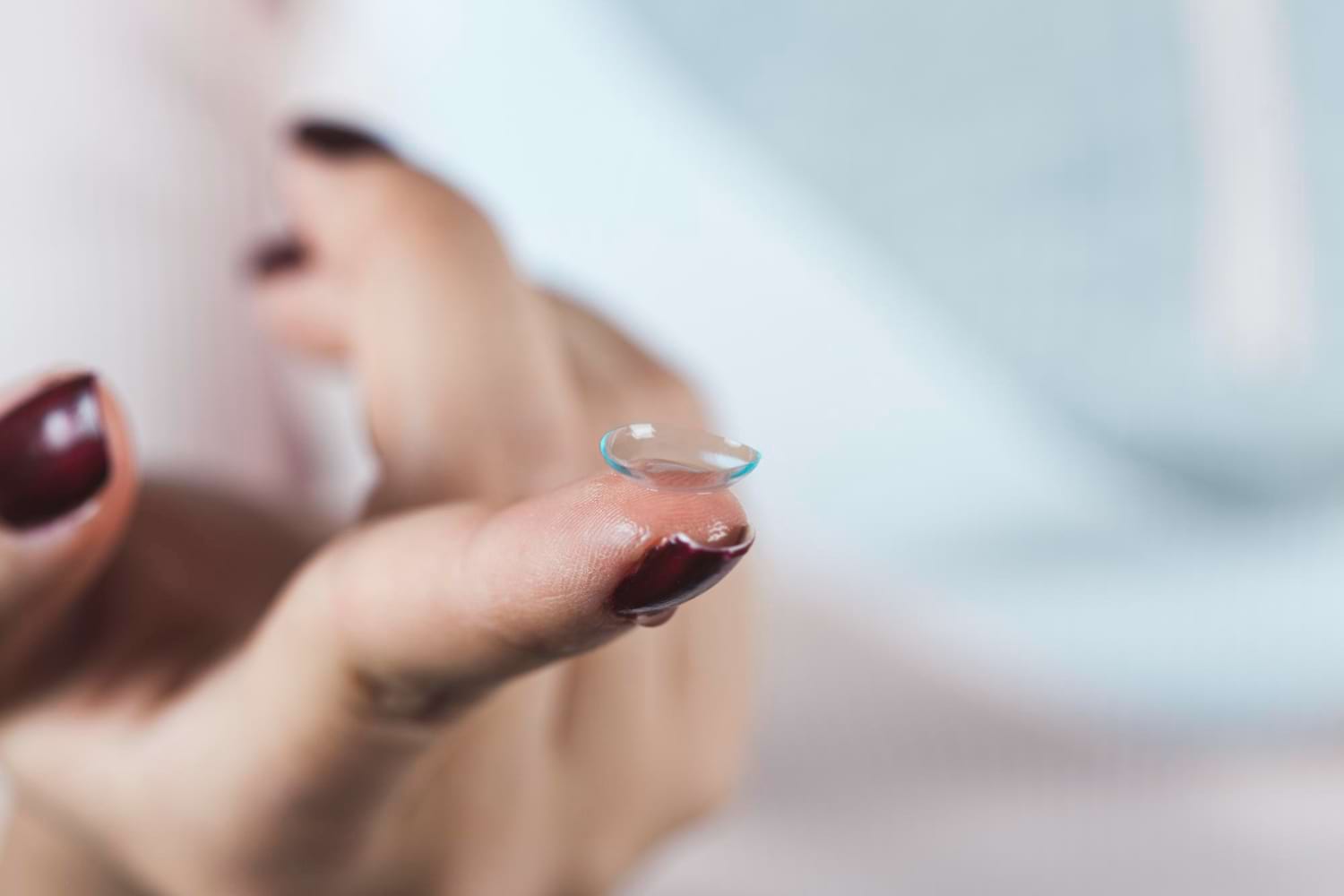 Lentille sur le doigt d'une femme