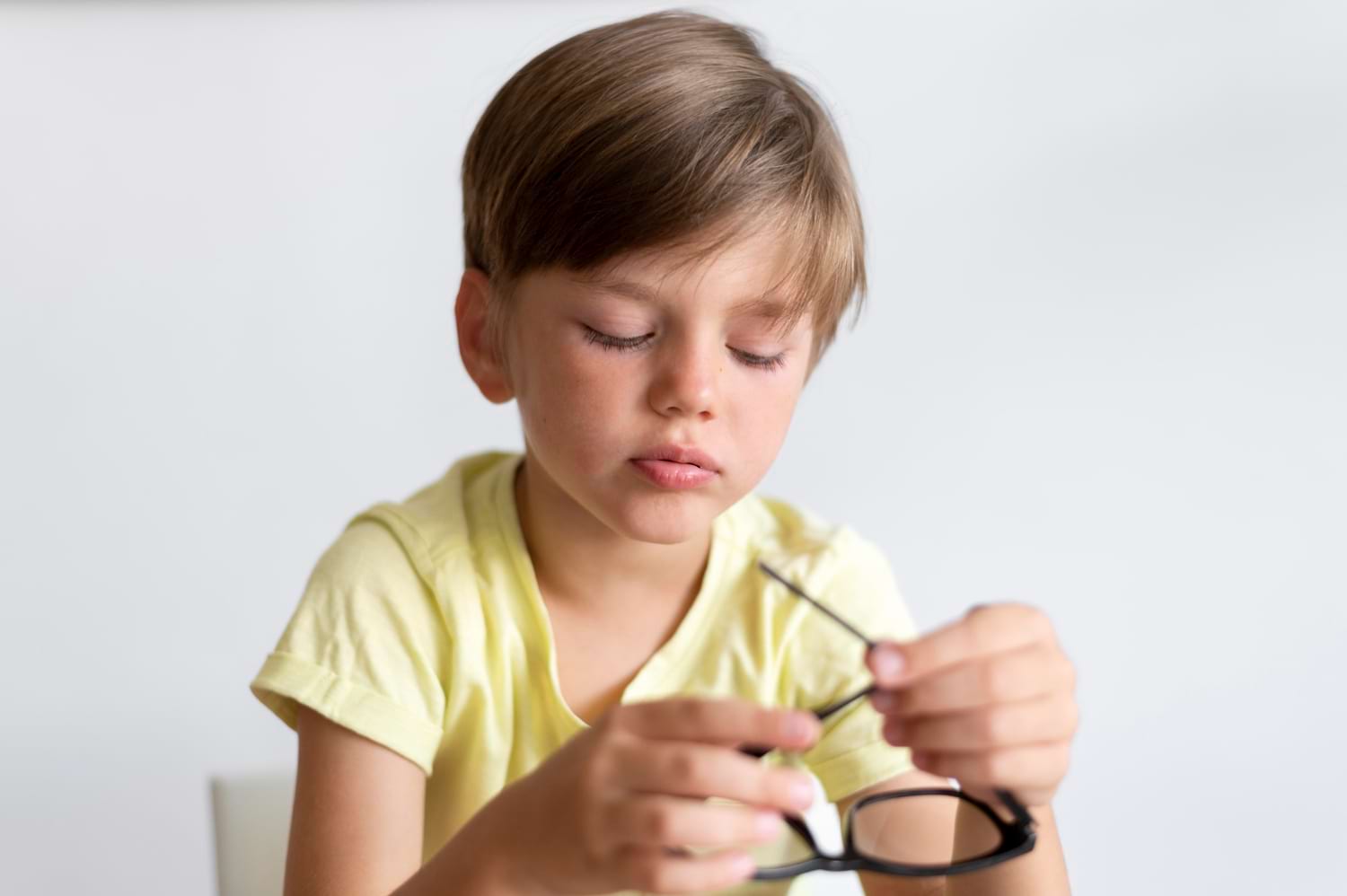 Enfant tenant des lunettes