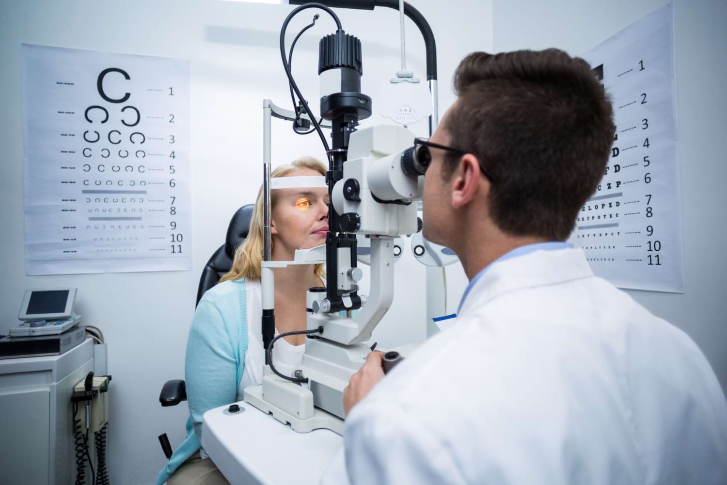 Ophtalmologue examinant une patiente à la lampe