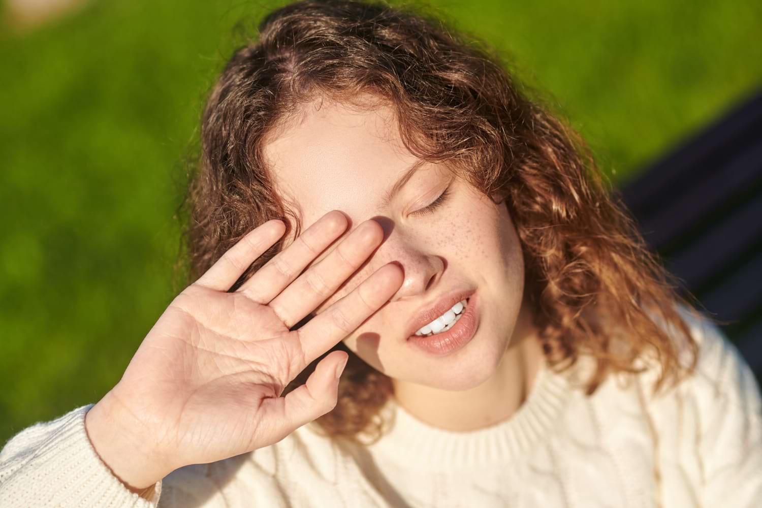 Femme éblouie par le soleil
