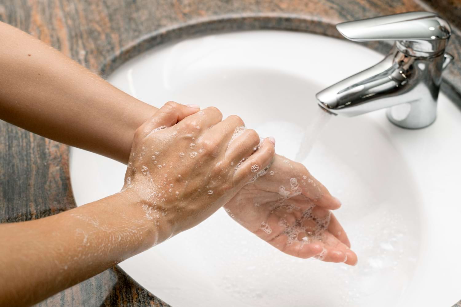 Femme qui se lave les mains