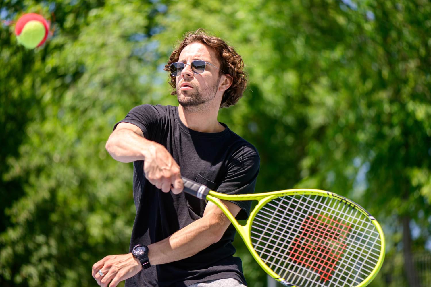 Homme qui joue au tennis à l'exterieur