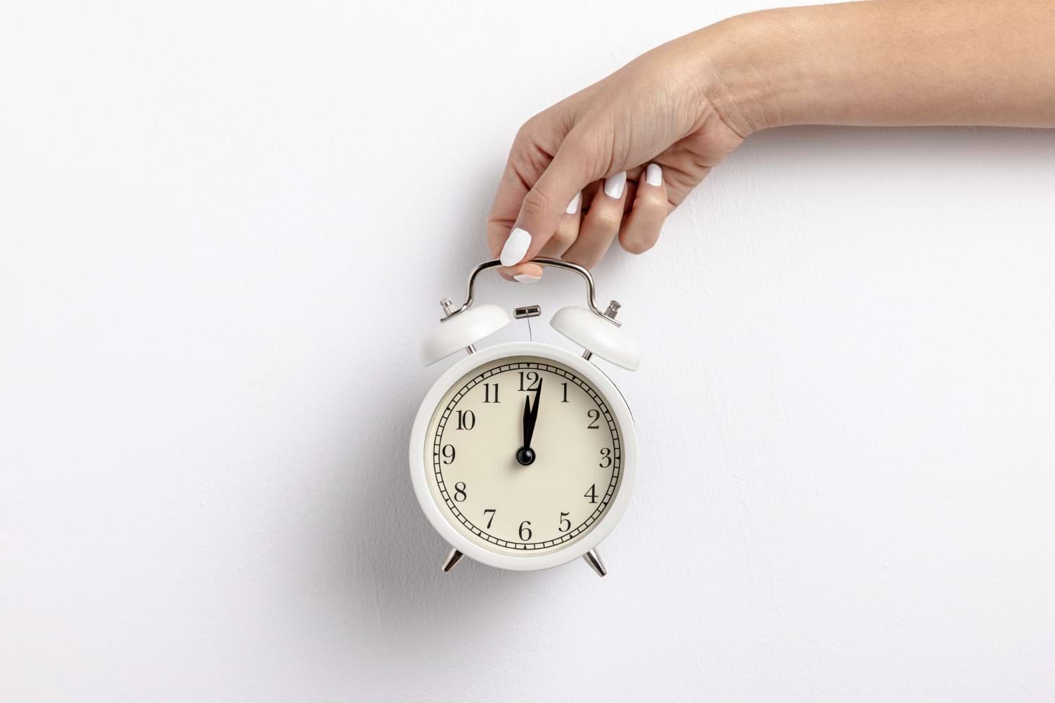 Main qui tient une horloge