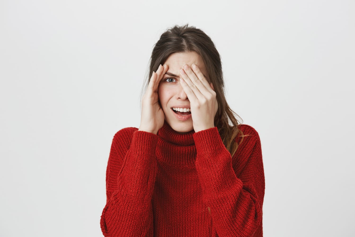 Femme embarrassée regardant quelque chose de dégoûtant