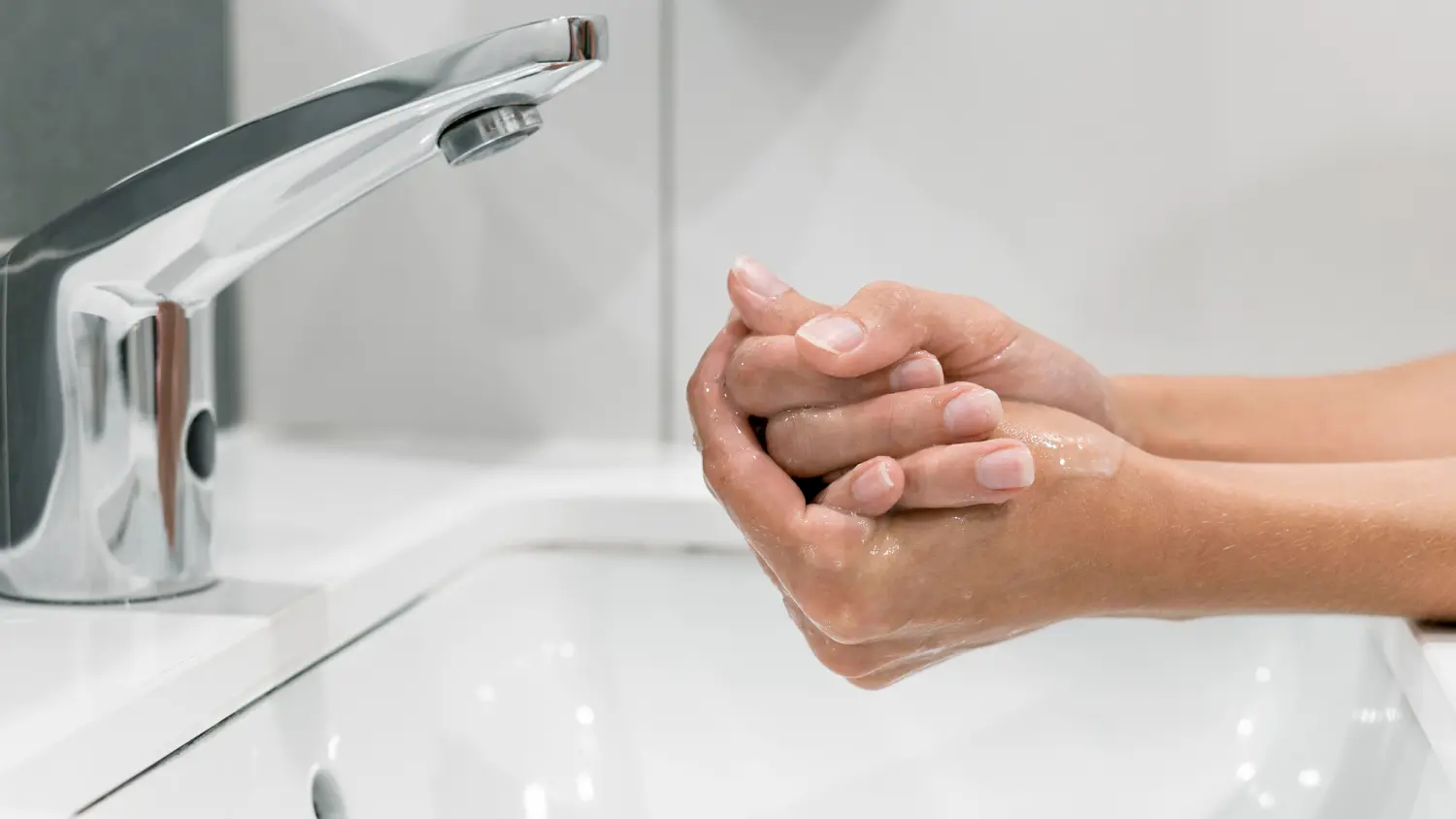 Vue côté, femme, lavage mains