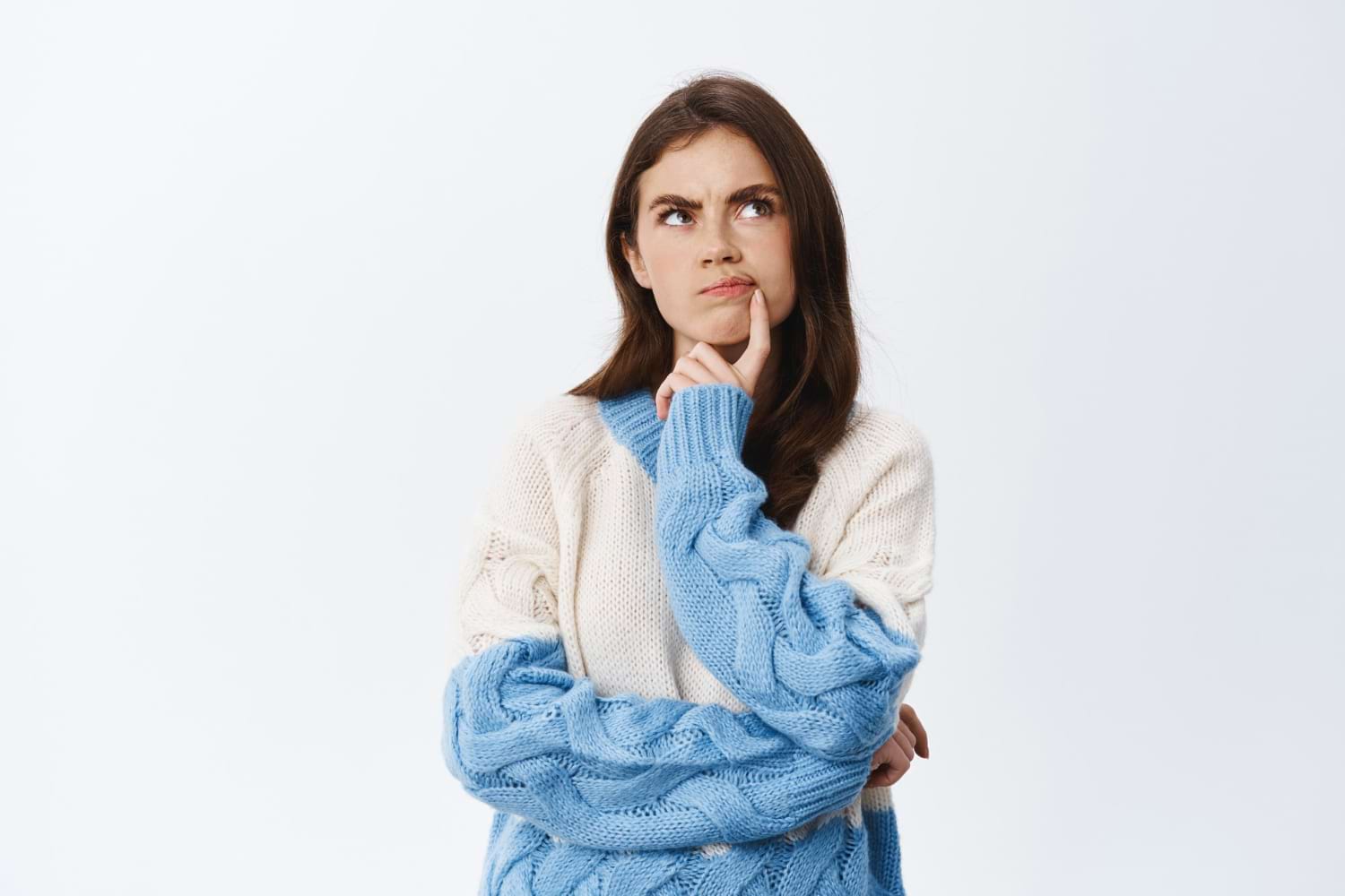 Jeune femme pensive ayant des doutes